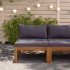 Sofá seccional central con cojines gris oscura madera de