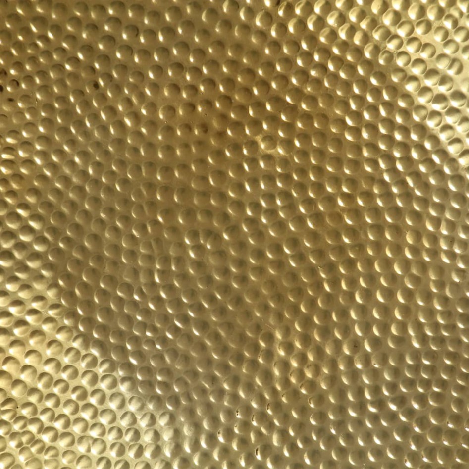 Mesa de centro de aluminio martillado latón 70x30