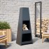 Chimenea de exterior con leñero y diseño de torre acero