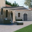 Toldo retráctil manual con LED azul y blanco 450x300 cm