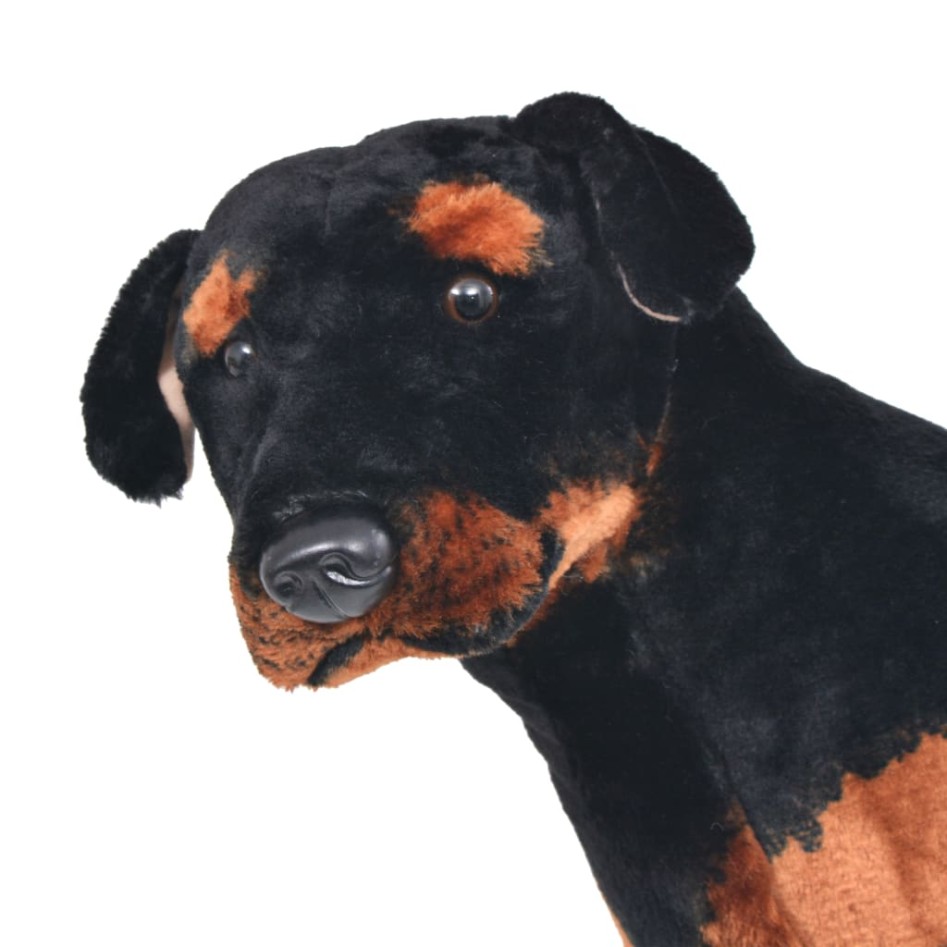 Perro rottweiler de peluche de pie negro y marrón