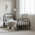 Estructura cama sin colchón con estribo metal negro 90x190