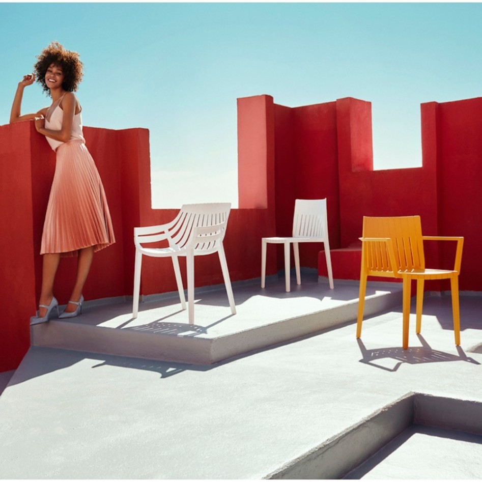 Silla con brazos, apilable, modelo Spritz