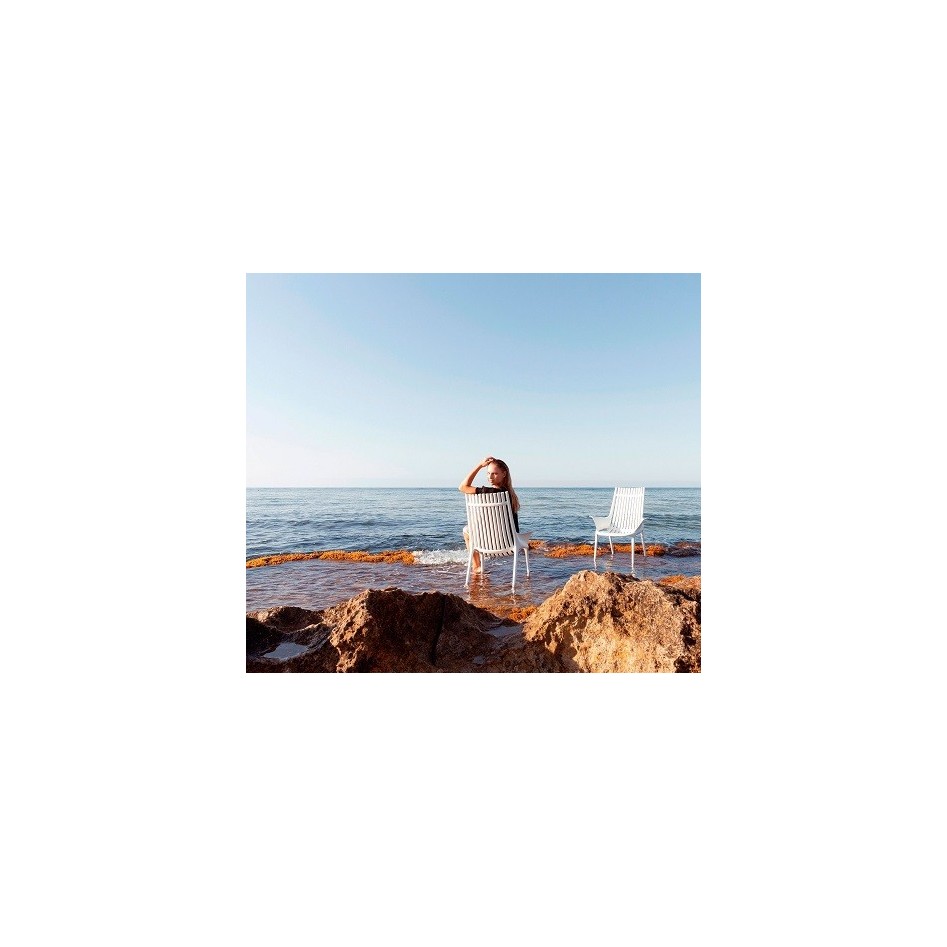 Sillón de diseño con brazos, apilable, modelo Ibiza