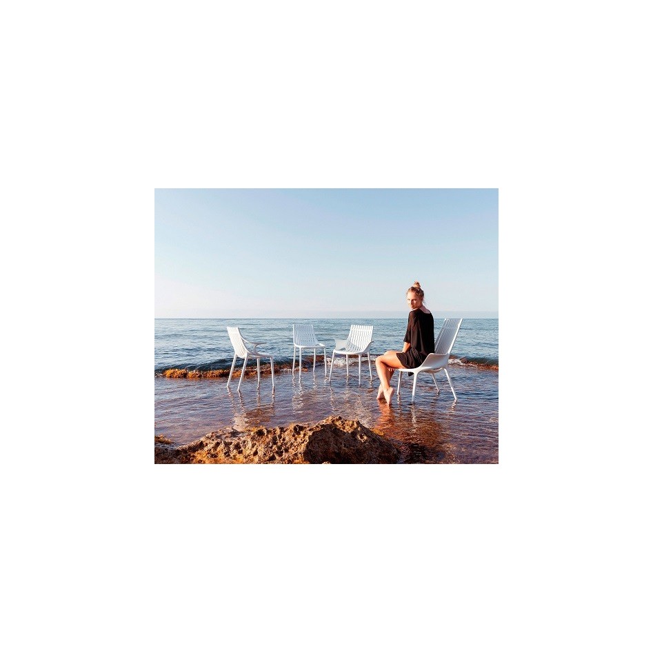 Sillón de diseño con brazos, apilable, modelo Ibiza