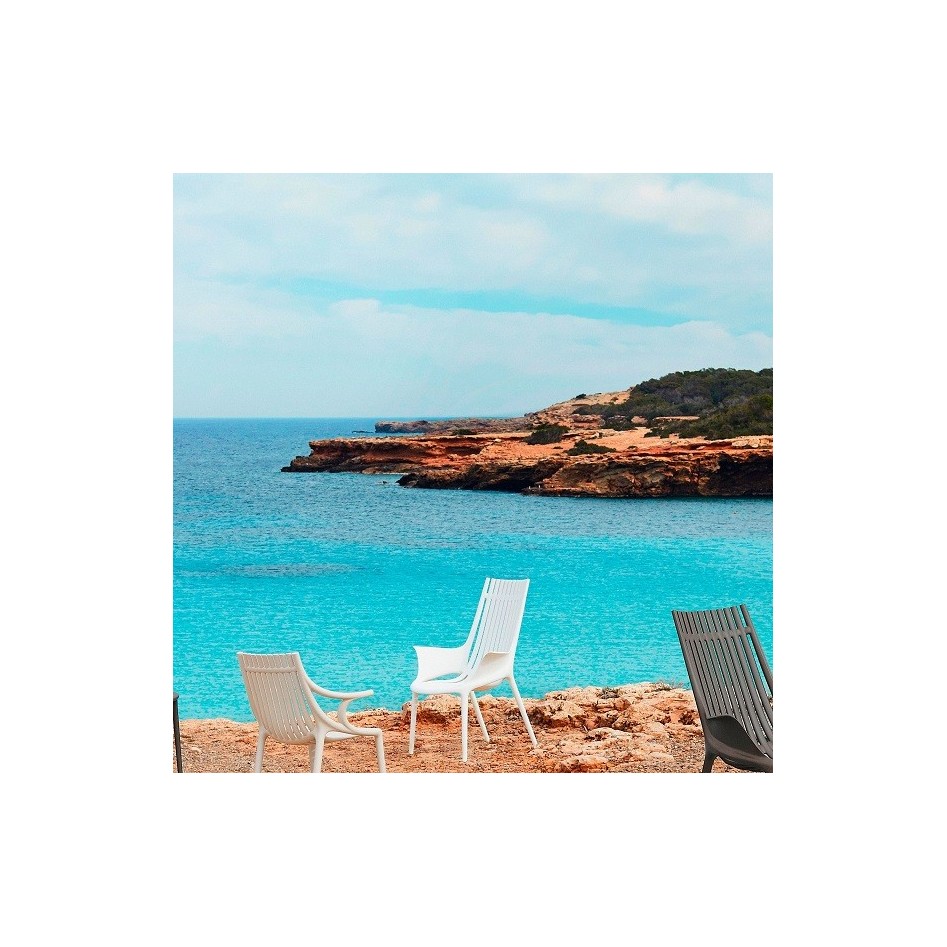 Sillón de diseño con brazos, apilable, modelo Ibiza