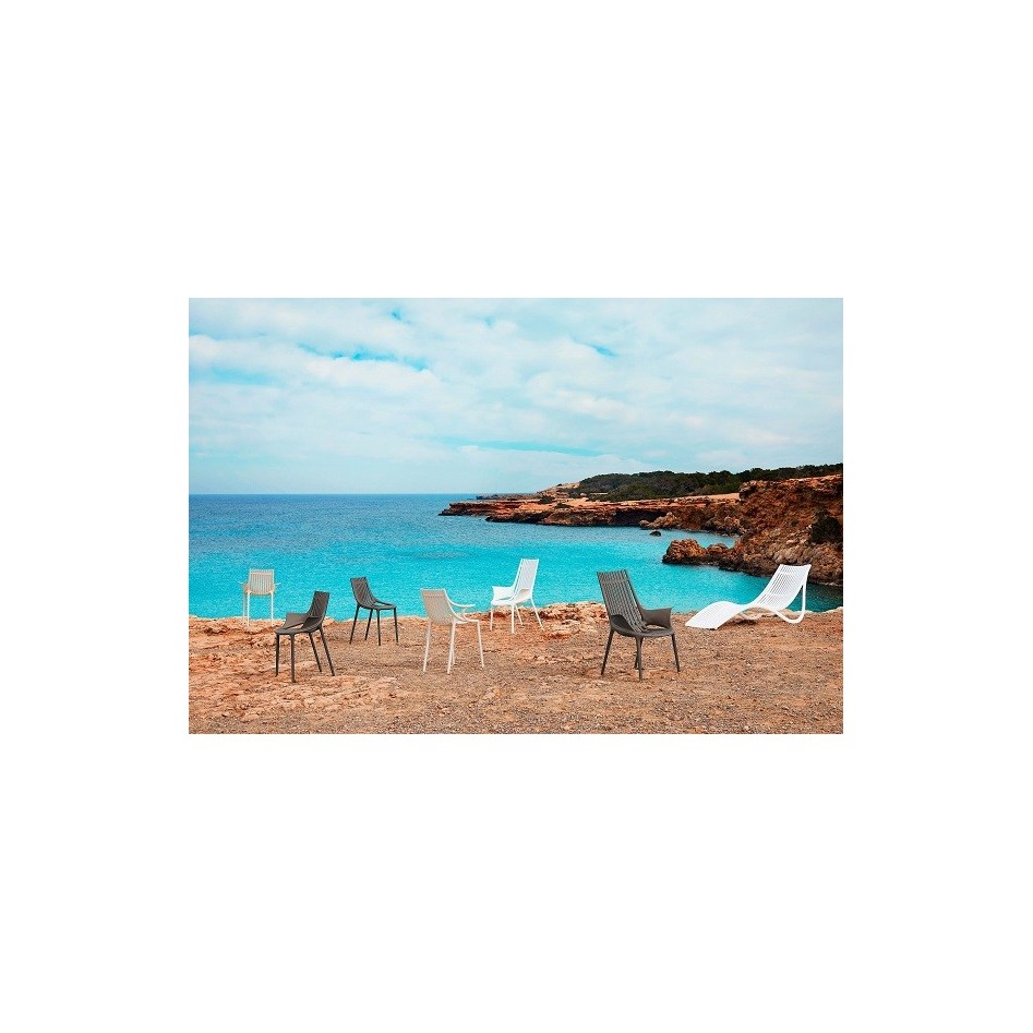Sillón de diseño con brazos, apilable, modelo Ibiza