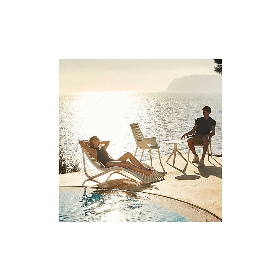 Sillón de diseño con brazos, apilable, modelo Ibiza