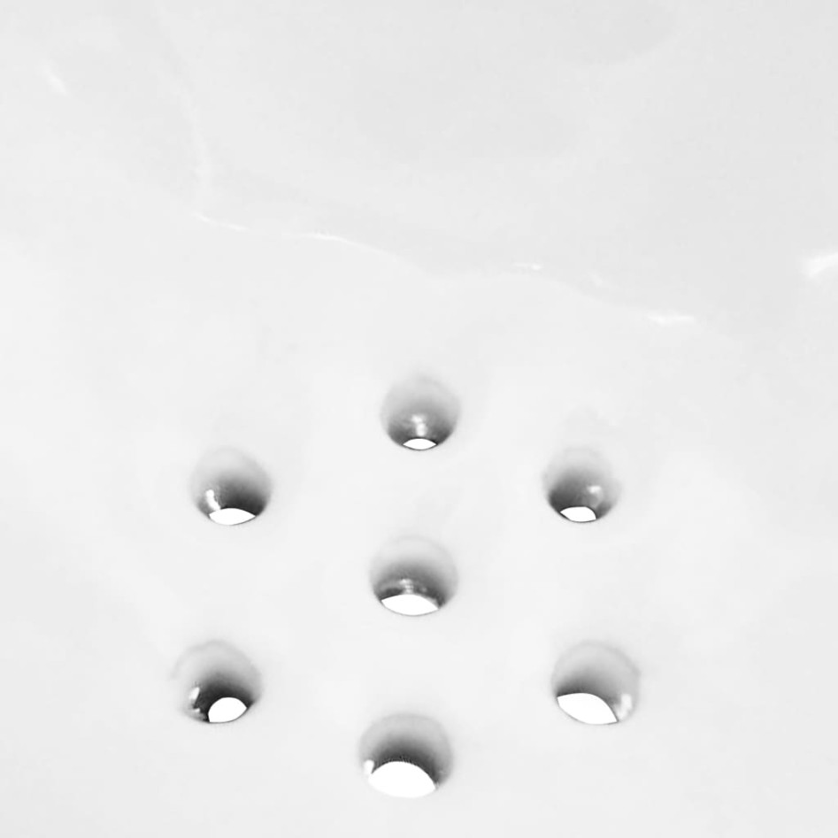 Urinario de pared con válvula de descarga cerámica