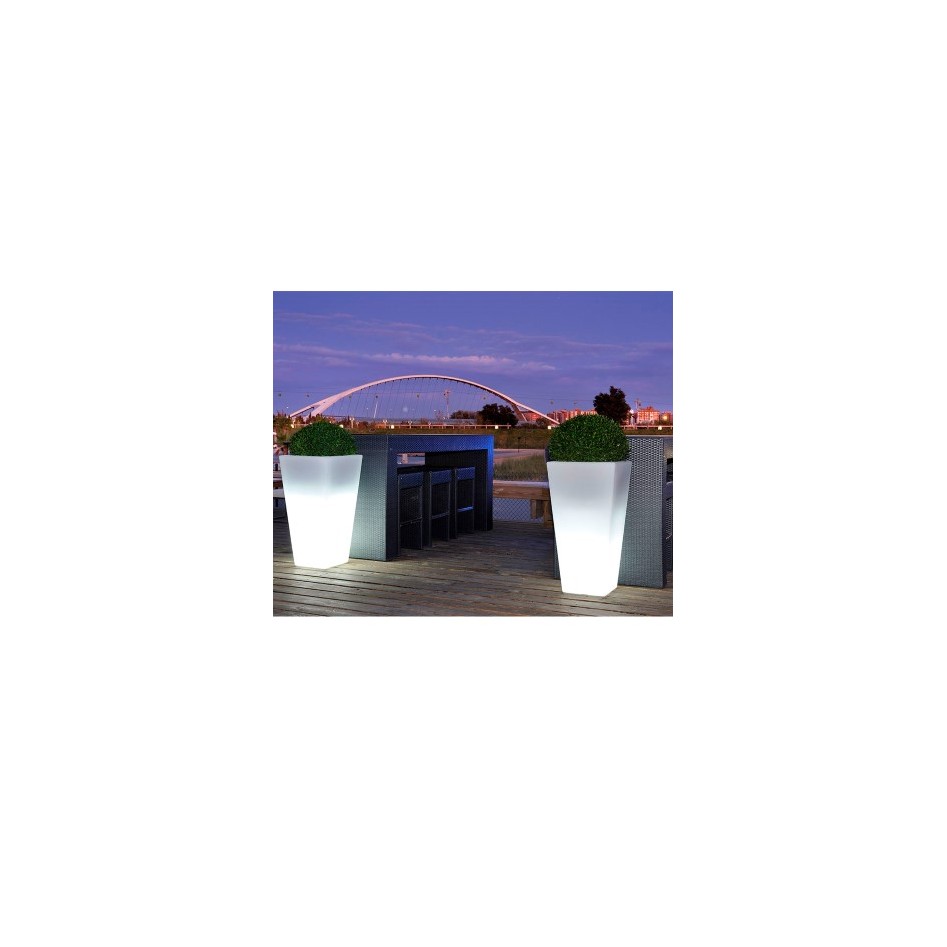 Macetero alto con luz