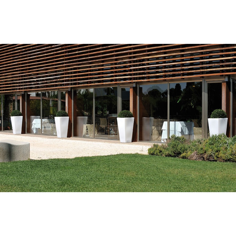 Macetero alto con luz