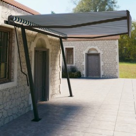 Toldo automático retráctil con postes azul y blanco 4,5x3